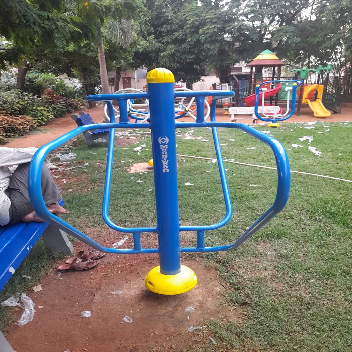 outdoor-gym-push-up-bars