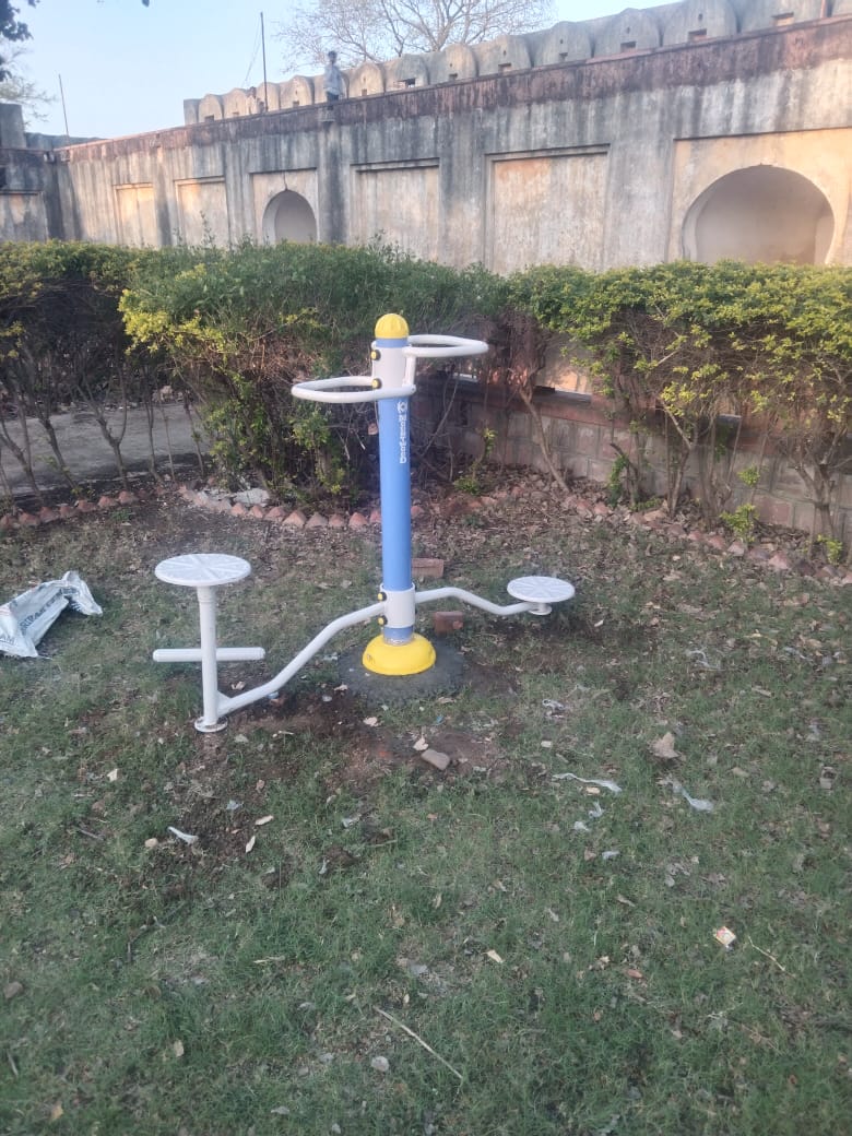 Outdoor Gym  Sitting & Standing  Twister