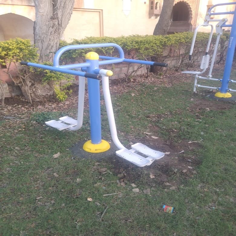 outdoor-gym-surf-board